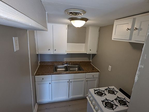 5th image of 832 W 8th St APT 3