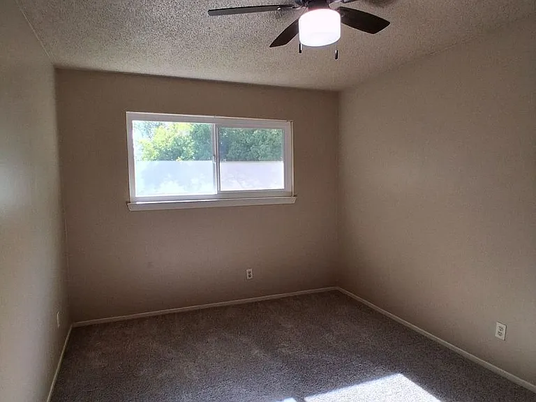 5780 N. 8th St. Duplex — Photo 10