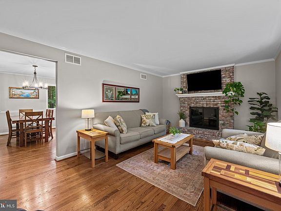 4th image of 1508 Springlake Way S