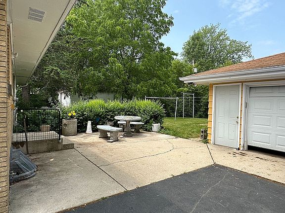 2nd image of 5322 W Calumet Rd