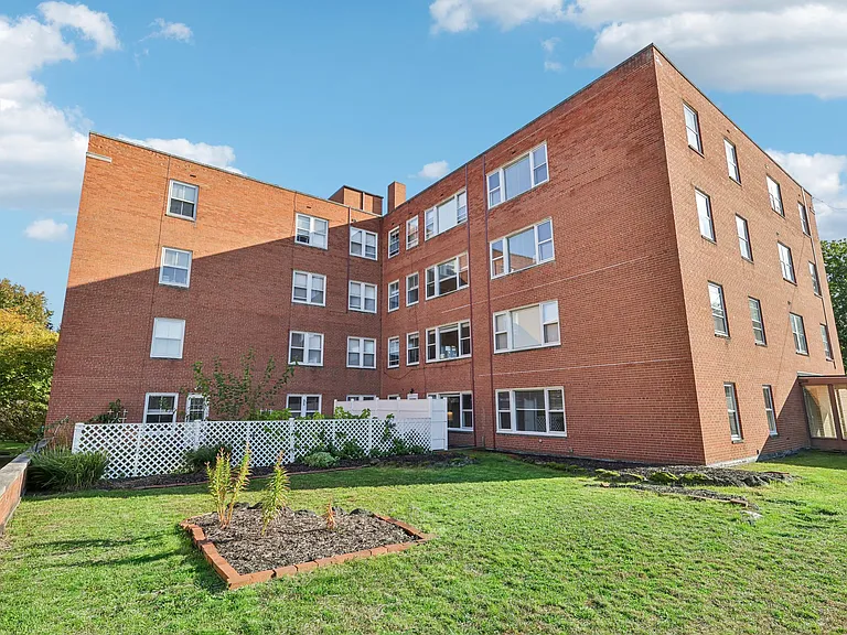 Embassy House Apartments — Photo 44