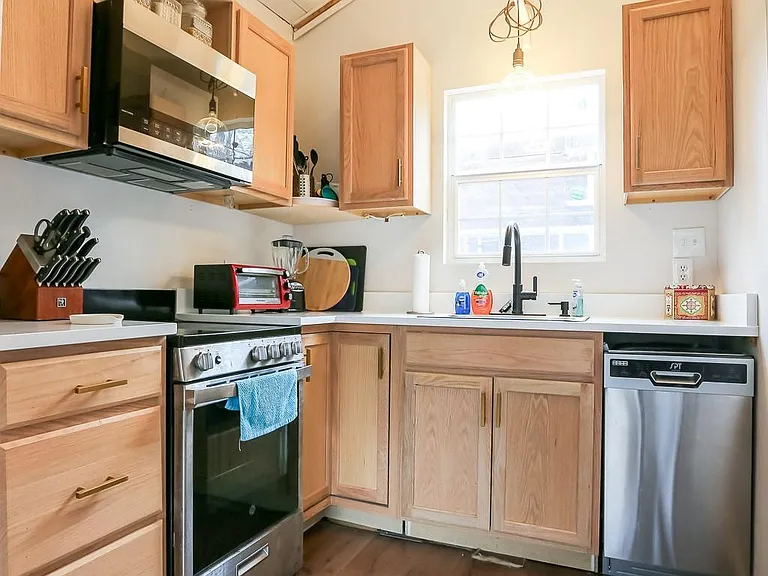 308 E 32nd St #B — Photo 7