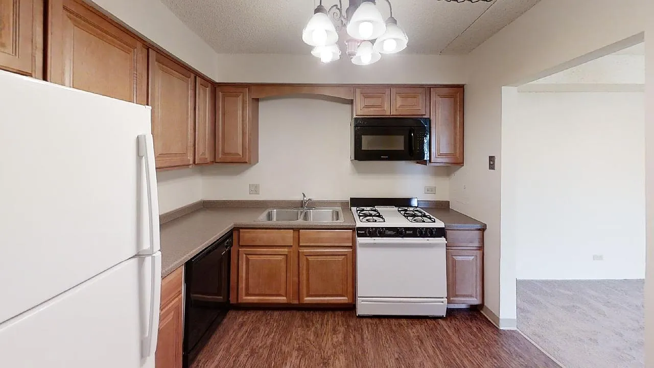 Colonial Village Apartments — Photo 2