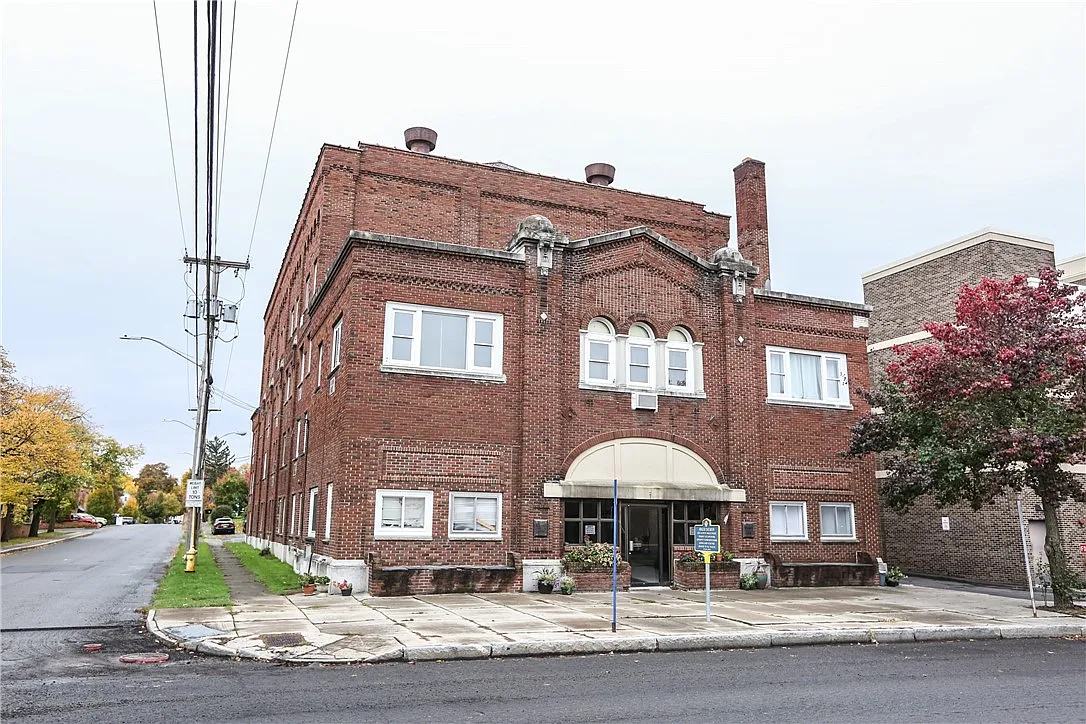 400 Main St — Photo 1