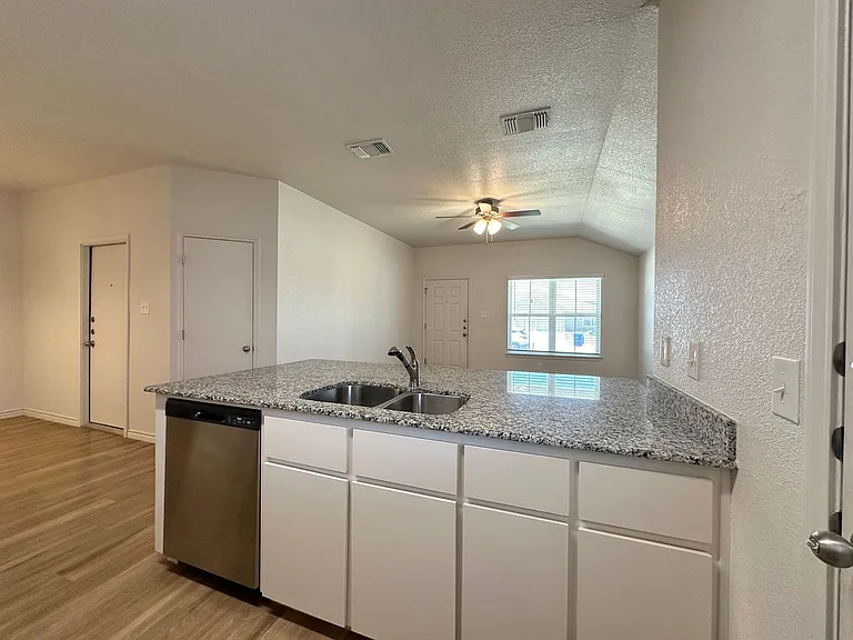 1813 Clovis Dr — Photo 12