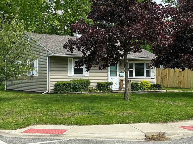 2502 Buffalo St — Photo 1