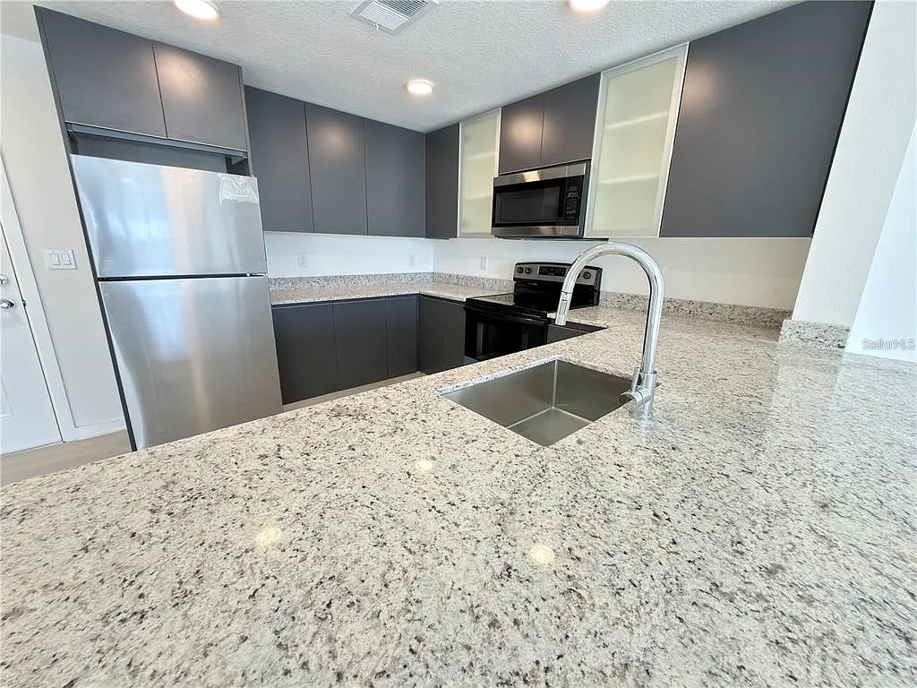 3 bed, 2.0 bath, 1150 sqft, $2,200 — Photo 3