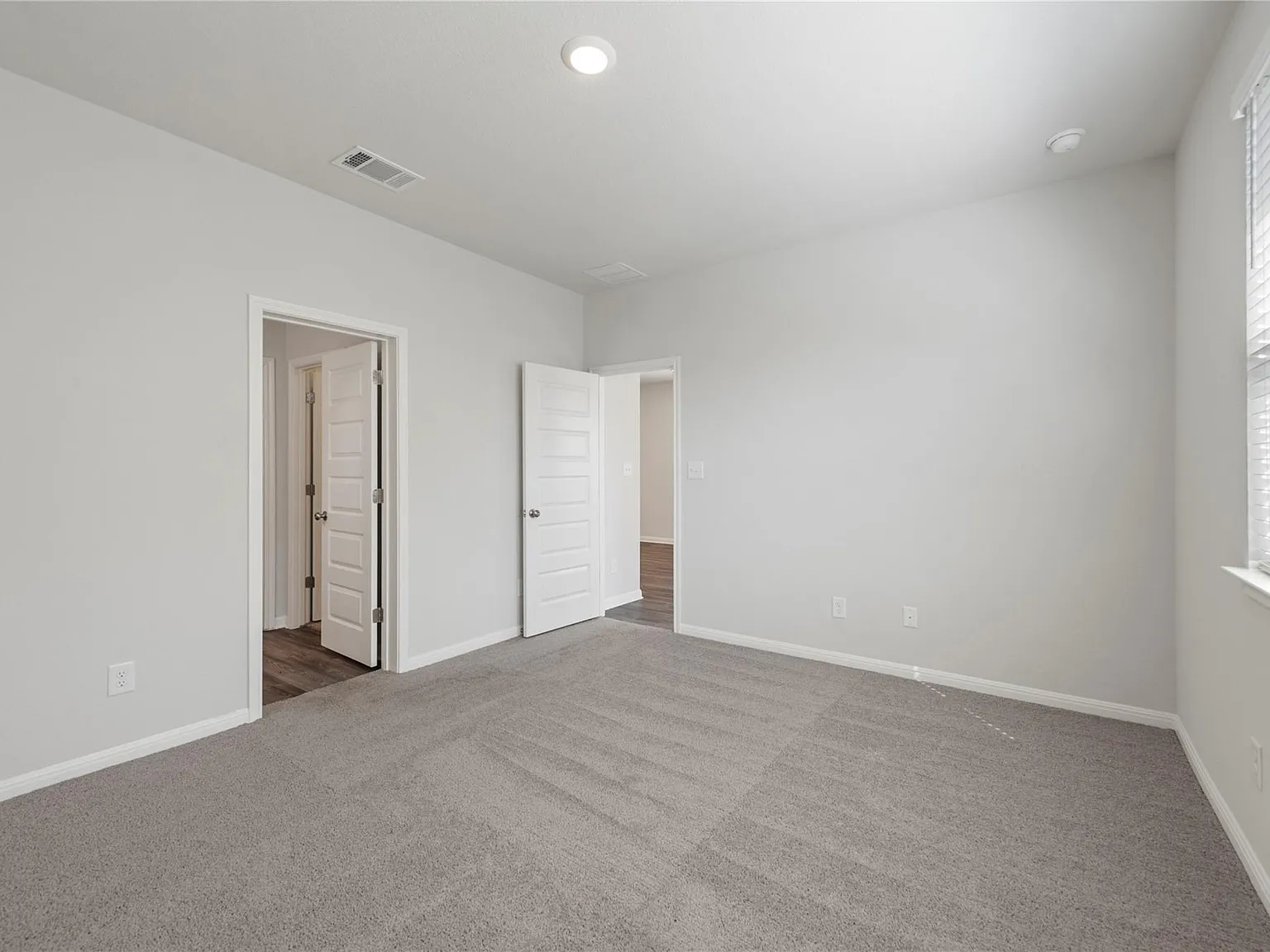 3 bed, 2.0 bath, 1388 sqft, $1,800 — Photo 3
