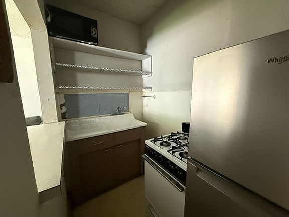 4th image of 802 W Illinois St #8