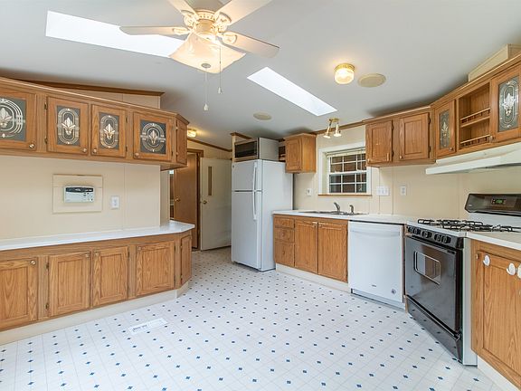 4th image of 2049 Maple Hill Road