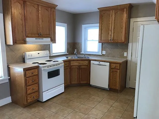 3933 Fisher St — Photo 5
