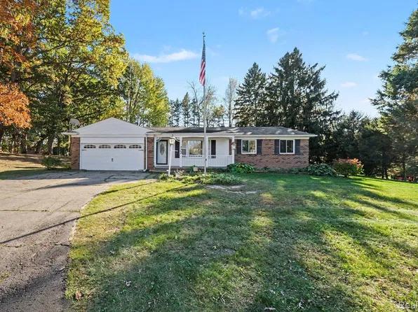 8468 Belle Bluff Dr, Grand Blanc, MI 48439