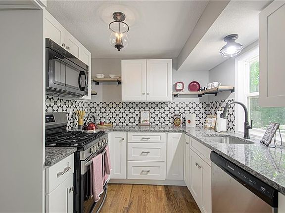 4th image of 3832 Hardy Ave