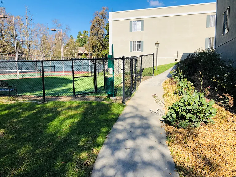 Versailles on the Lake Apartments — Photo 24
