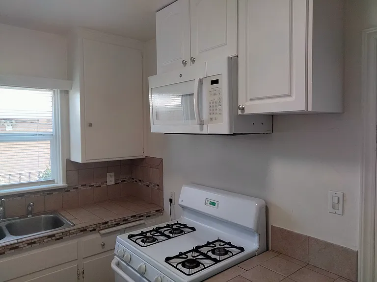 1422 N Hollywood Way — Photo 7