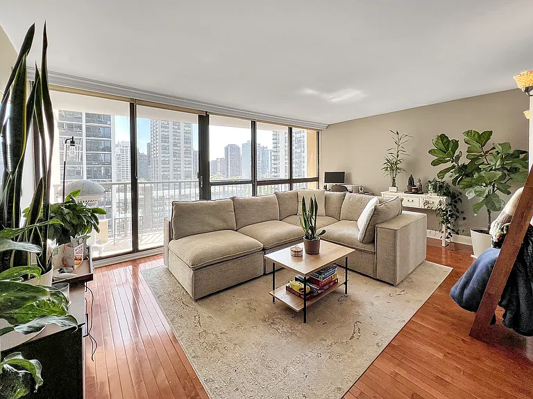 1540 N La Salle Dr #1001 — Photo 3