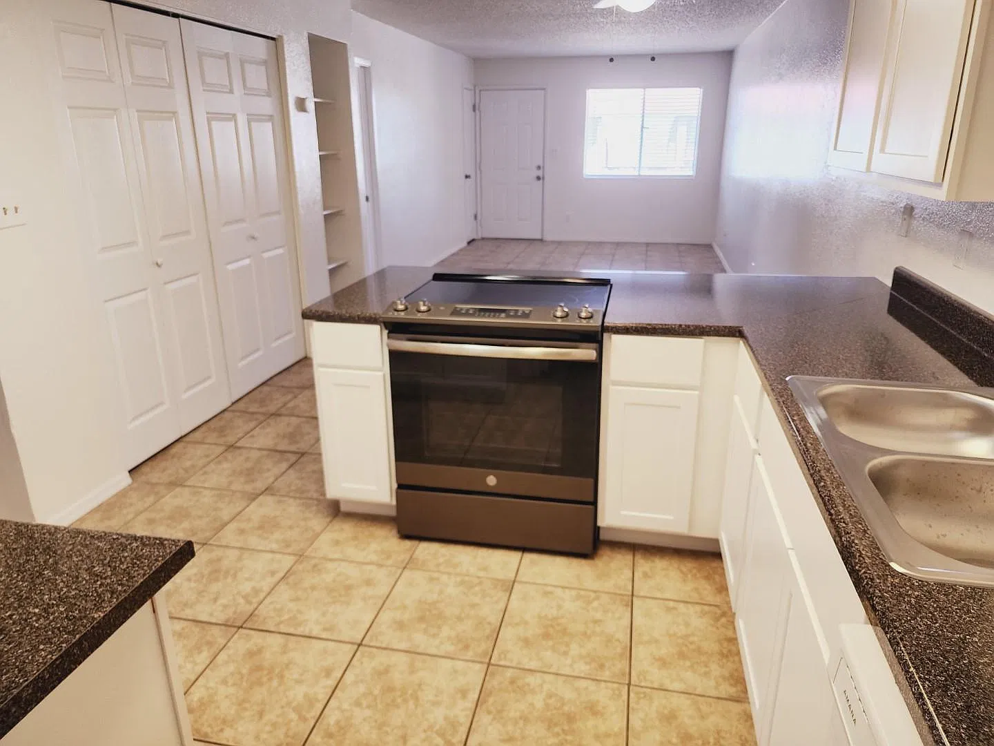 2 bed, 1000 sqft, $1,250 — Photo 2