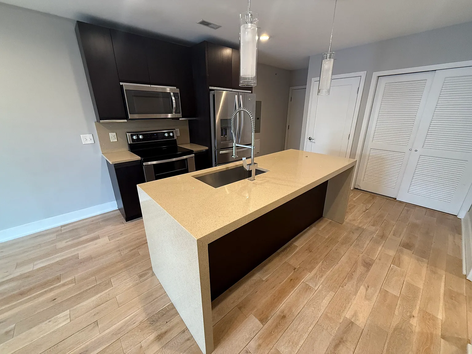 2 bed, 700 sqft, $2,315 — Photo 3