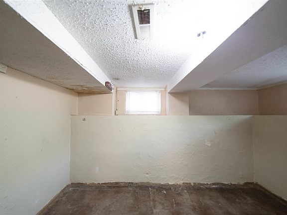 3rd image of 1723 W Lakeview Rd