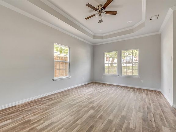 3rd image of 423 Avenue E