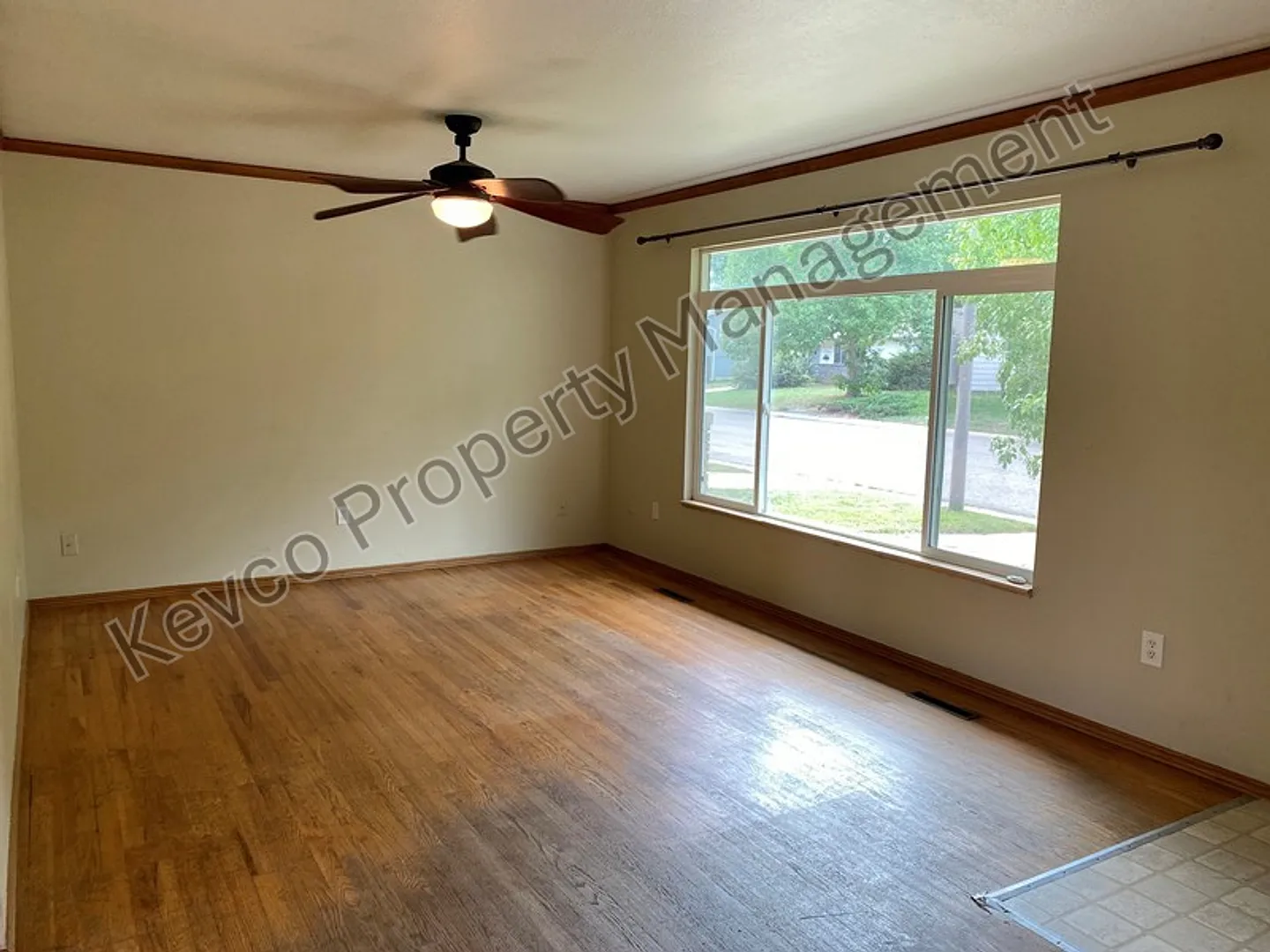 Home with Tons of Space!! — Photo 3