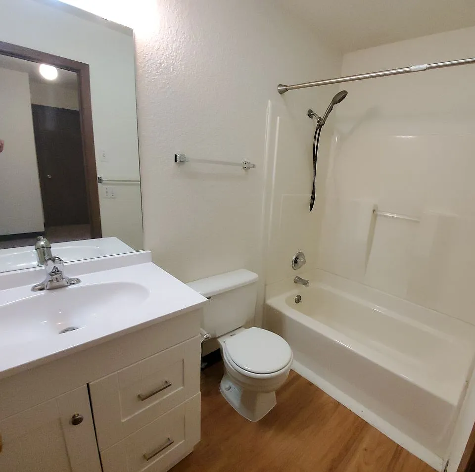 3 bed, 1.5 bath, 1200 sqft, $1,250 — Photo 3
