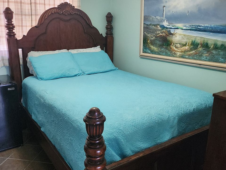 1st image of 4475 Byron Ave Room 3