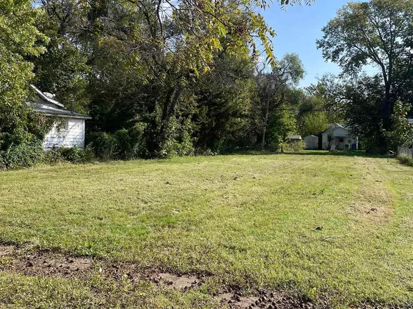 220 Cottonwood St, Emporia, KS 66801