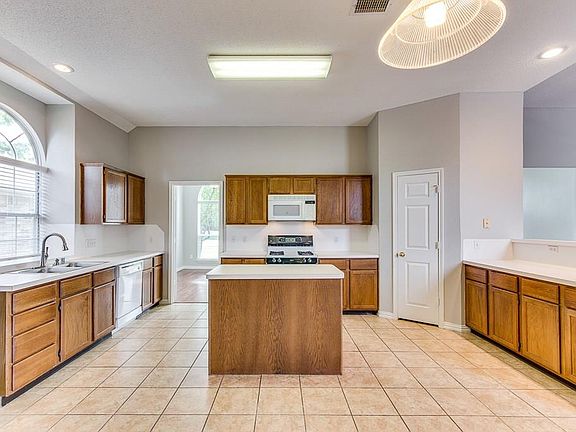 5th image of 1661 Glenmore Dr