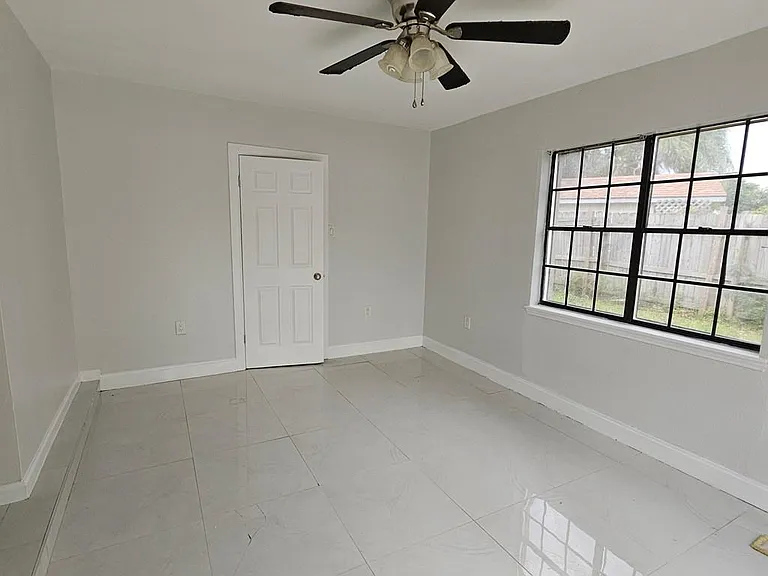 14 Laura Ln — Photo 3