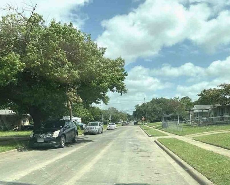 Exterior Neighborhood (street photo)