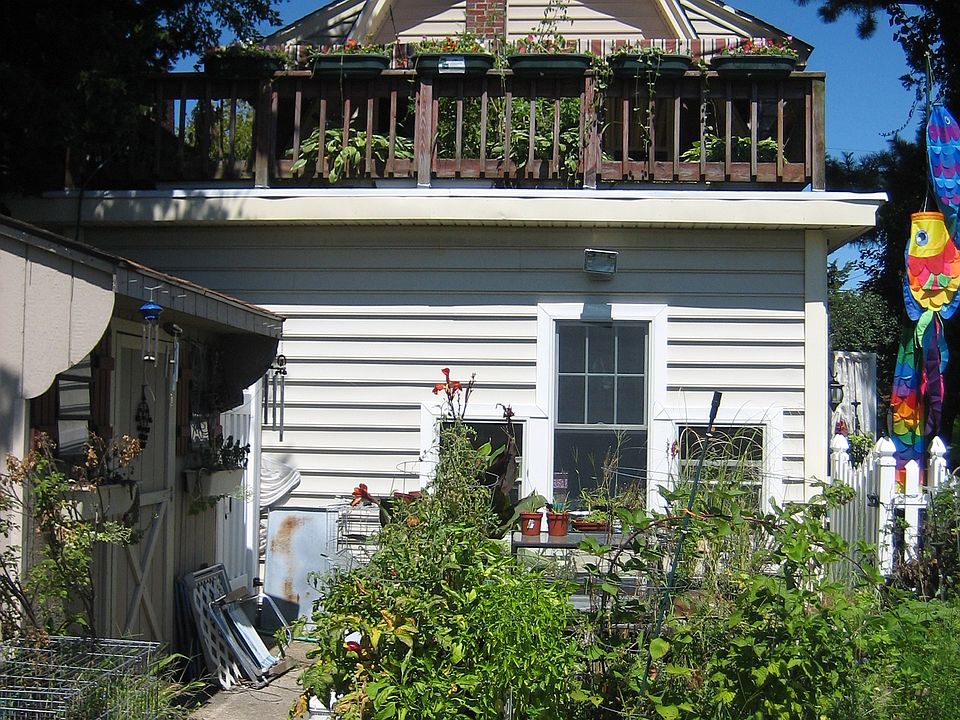2nd image of 233 W Seaspray Rd