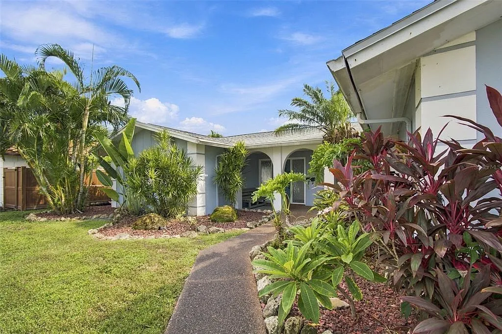 3 bed, 2.0 bath, 1619 sqft, $4,900 — Photo 3