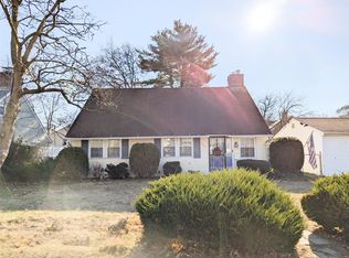 806 Oliver Ave, Westbury, NY 11590