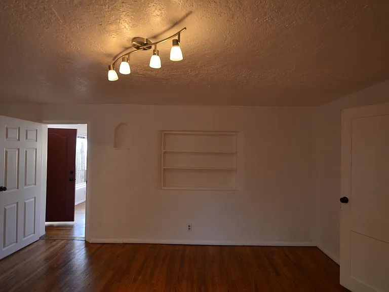 303 Villeros St — Photo 32