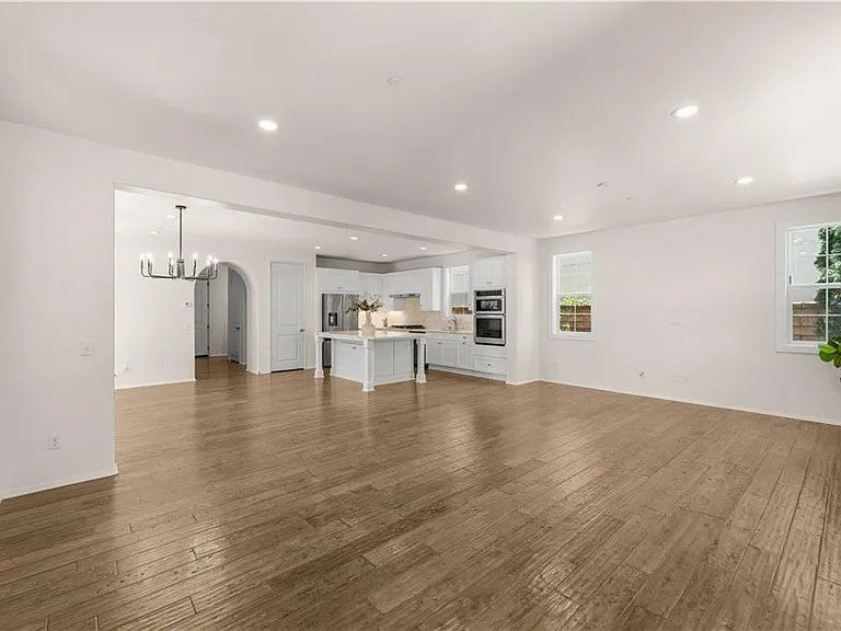 636 E Boxwood Ln — Photo 2