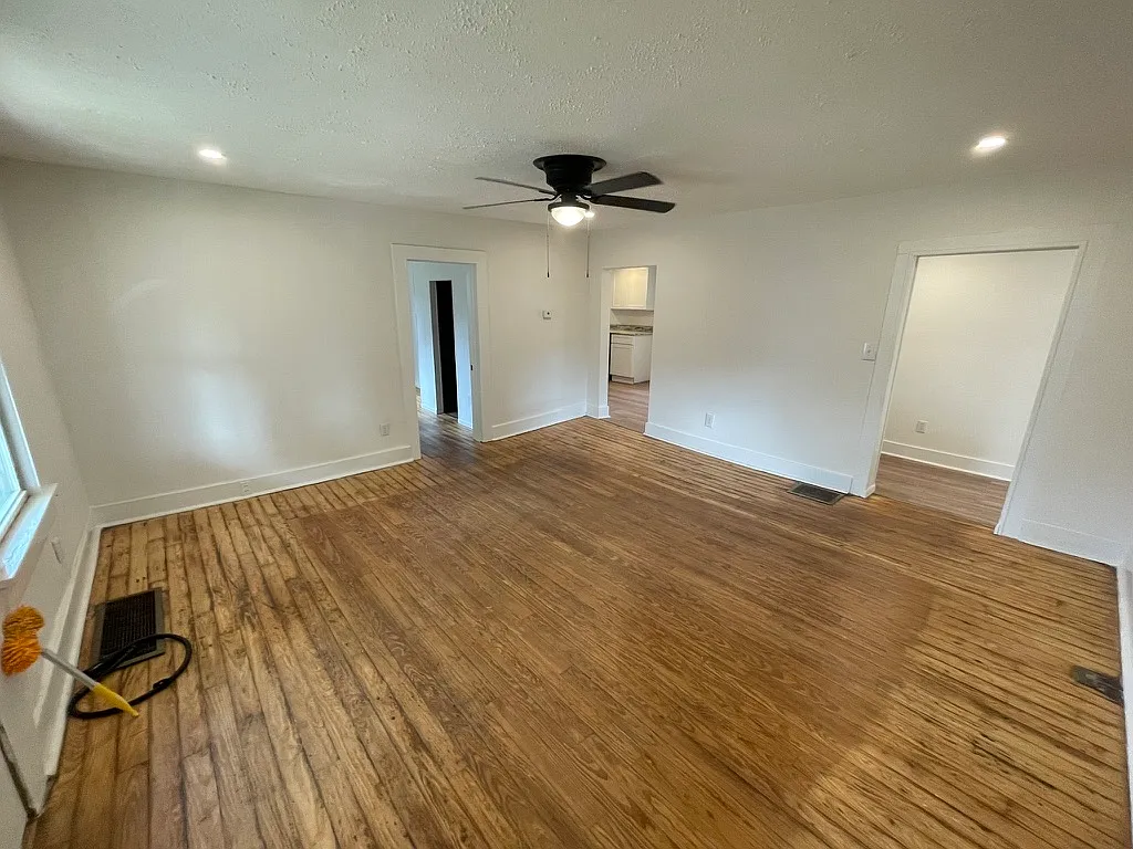 3 bed, 1100 sqft, $1,300 — Photo 1