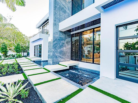 2nd image of 725 SE Poinciana Drive
