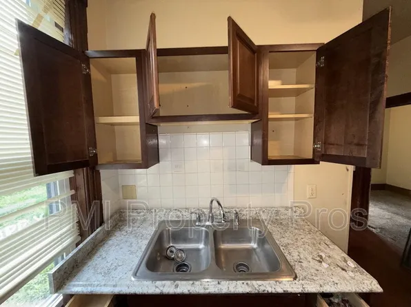 2439 N Dr William Finlayson St, Milwaukee, WI 53212