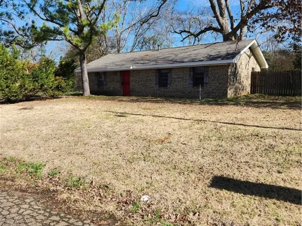 104 Freddie Dr, Tuskegee, AL 36083