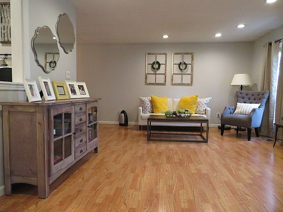 4th image of 80 Courtland Dr