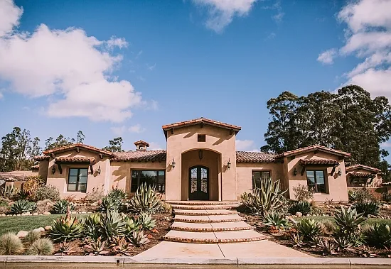5 bed, 4.5 bath, 4863 sqft, $9,200 — Photo 1
