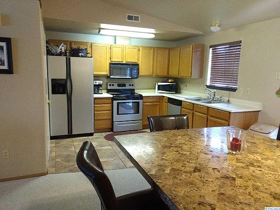 3rd image of 640 N Desdemona Ave