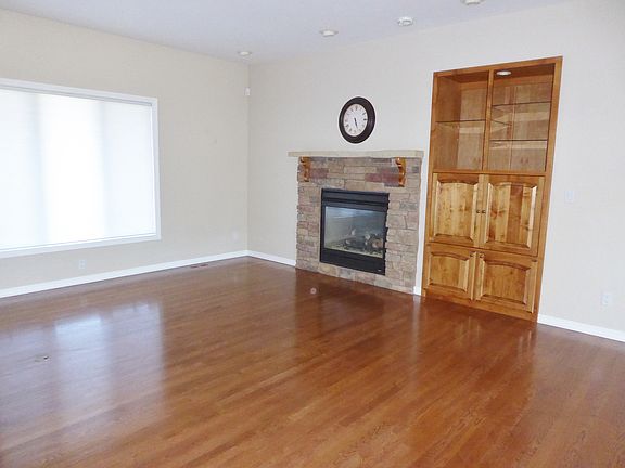 Living room w gas fireplace