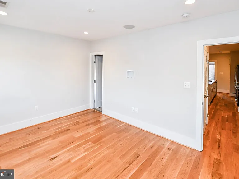 913 Quincy St NE #3 — Photo 38