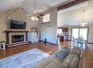 302 SW Bobcat Cir, Oak Grove, MO 64075