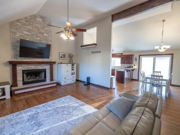 302 SW Bobcat Cir, Oak Grove, MO 64075