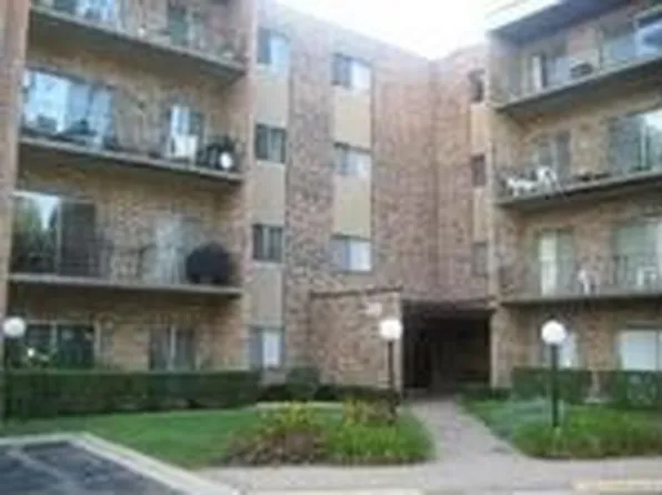 725 W Huntington Commons Rd #2, Mount Prospect, IL 60056