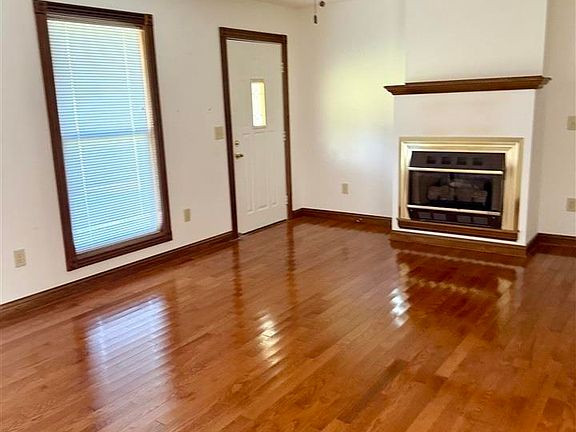 5th image of 227 Collins Dr