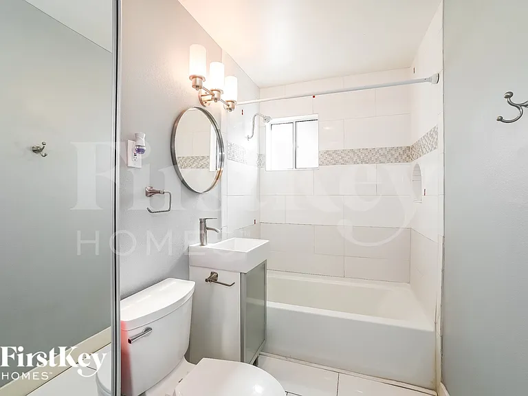 1519 W 6th St — Photo 14